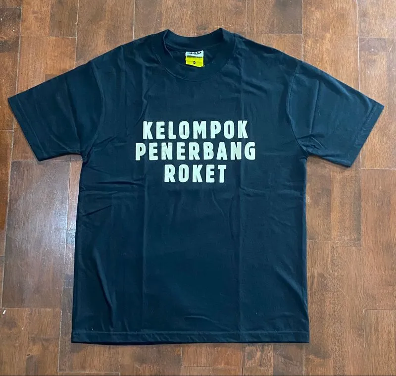 T-Shirt Tipografi Kelompok Penerbang Roket photo 1