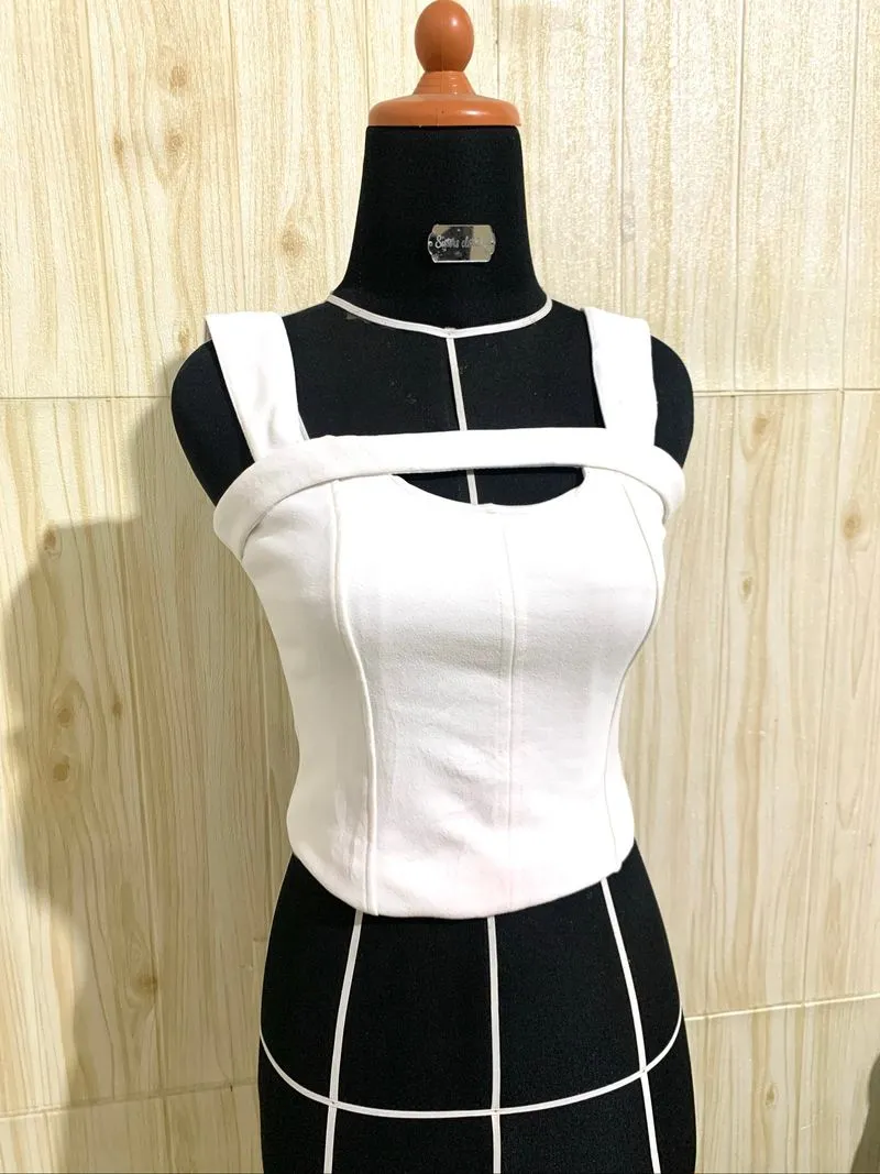 Structured Crop Top dengan Strap Detail (Putih) photo 1