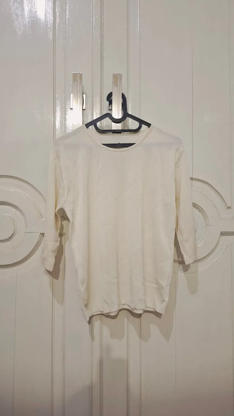 White shirt arm ¾ photo 1