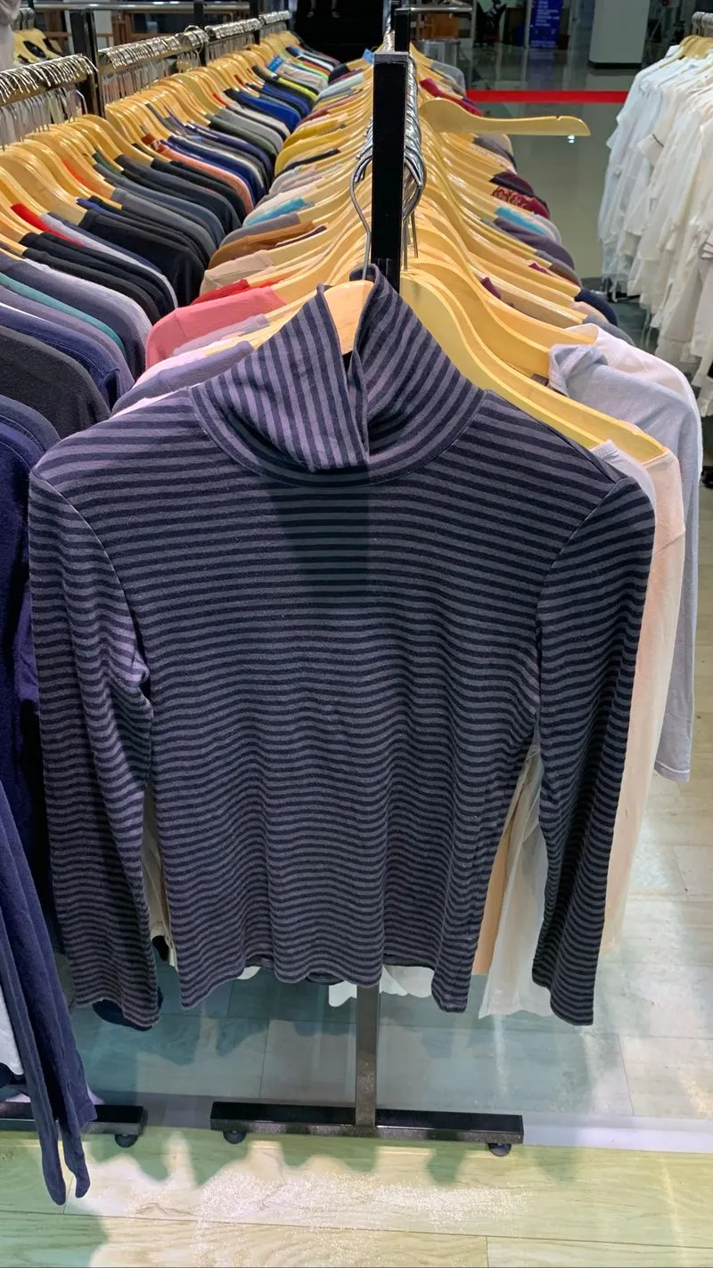 UNIQLO TURTLE NECK SALUR LIKE NEW photo 1