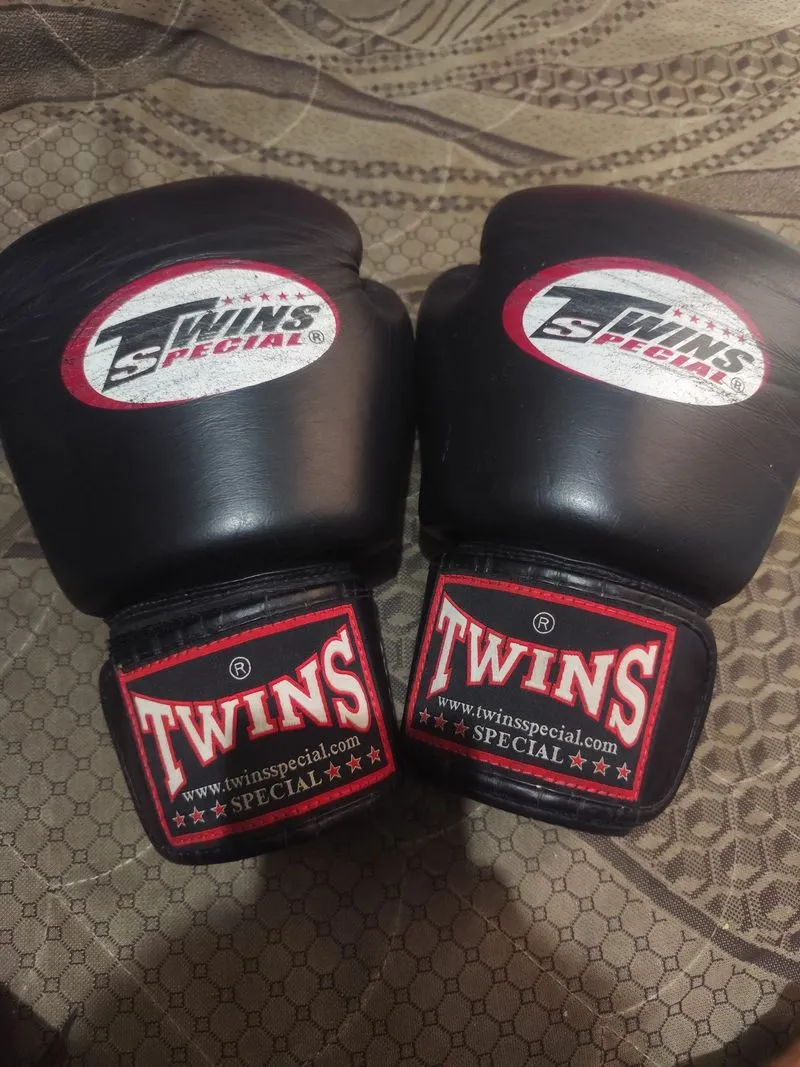 TWINS SPECIAL photo 1