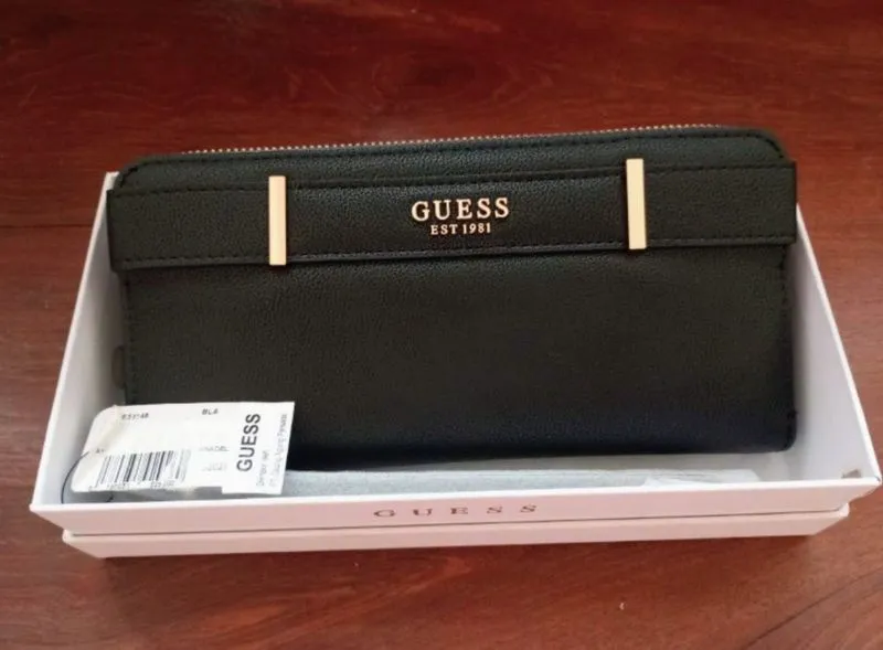 GUESS  photo 1