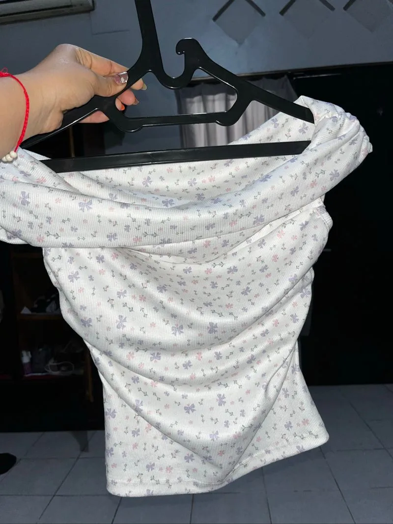 Off shoulder top flowers design photo 1