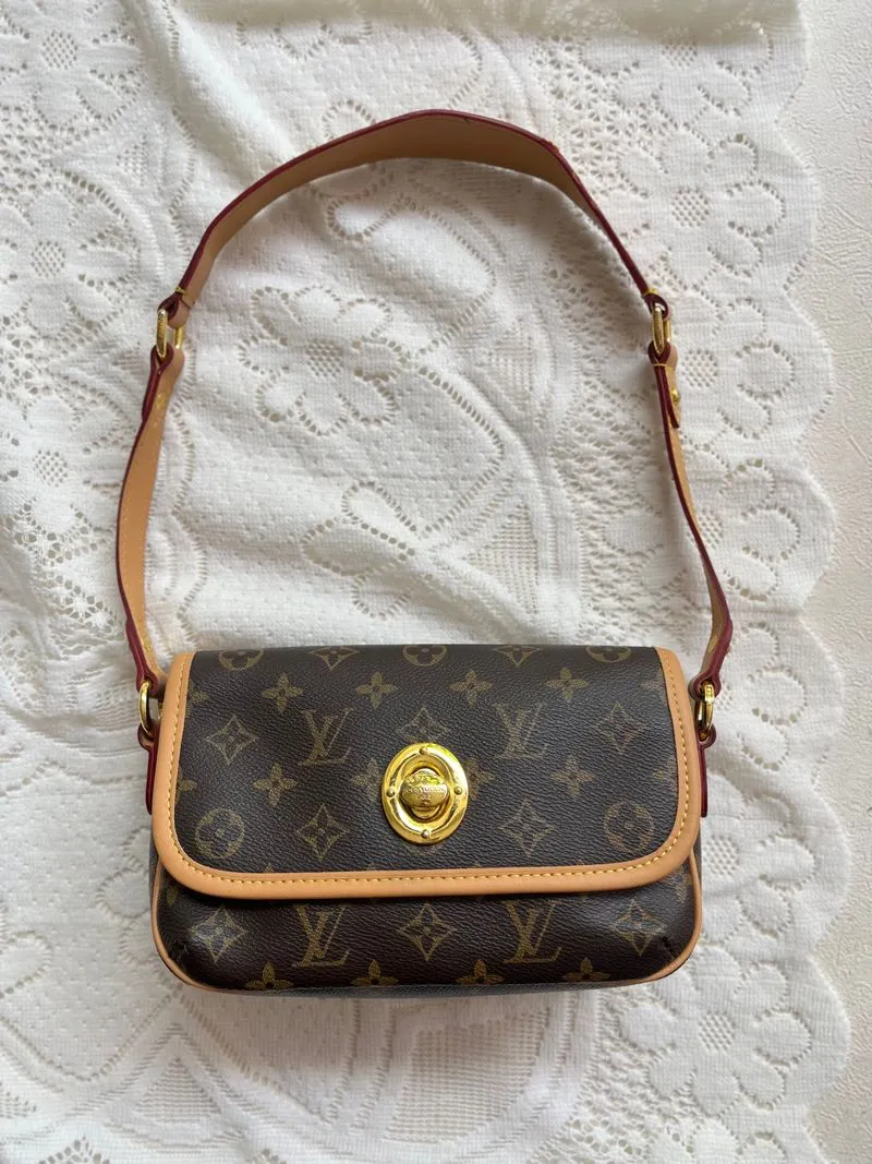 Louis Vuitton Vintage Y2K Shoulder bag Wanita tan brown photo 1