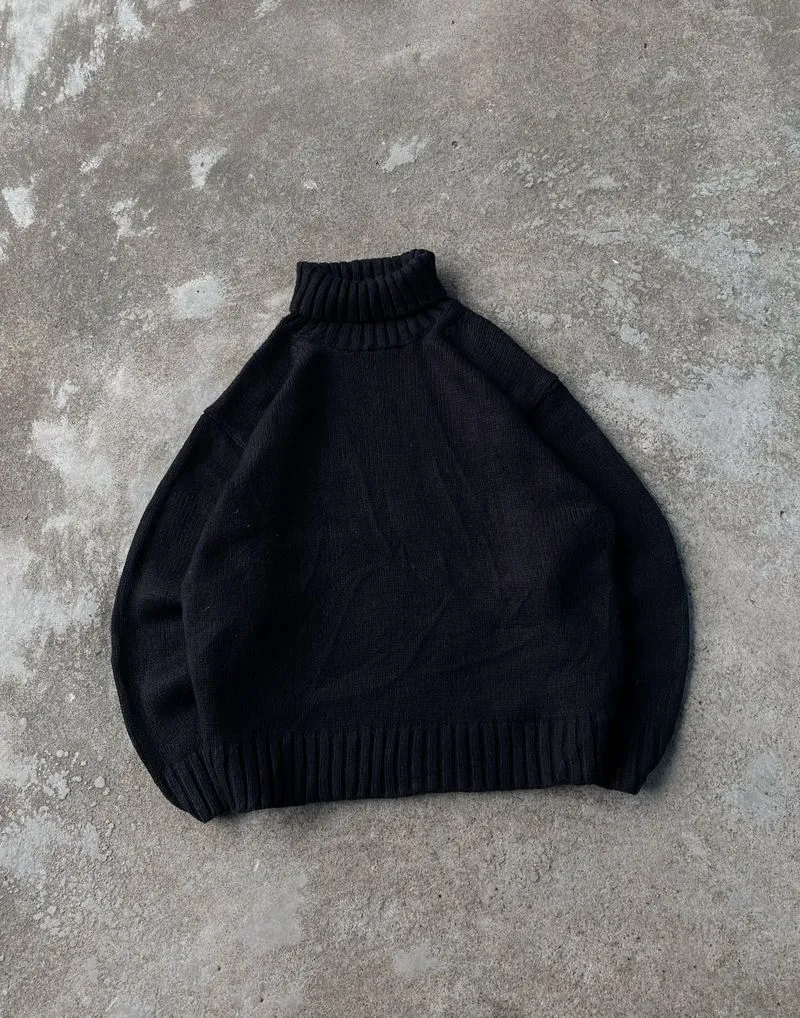 GU BLACK TURTLENECK SWEATER photo 1
