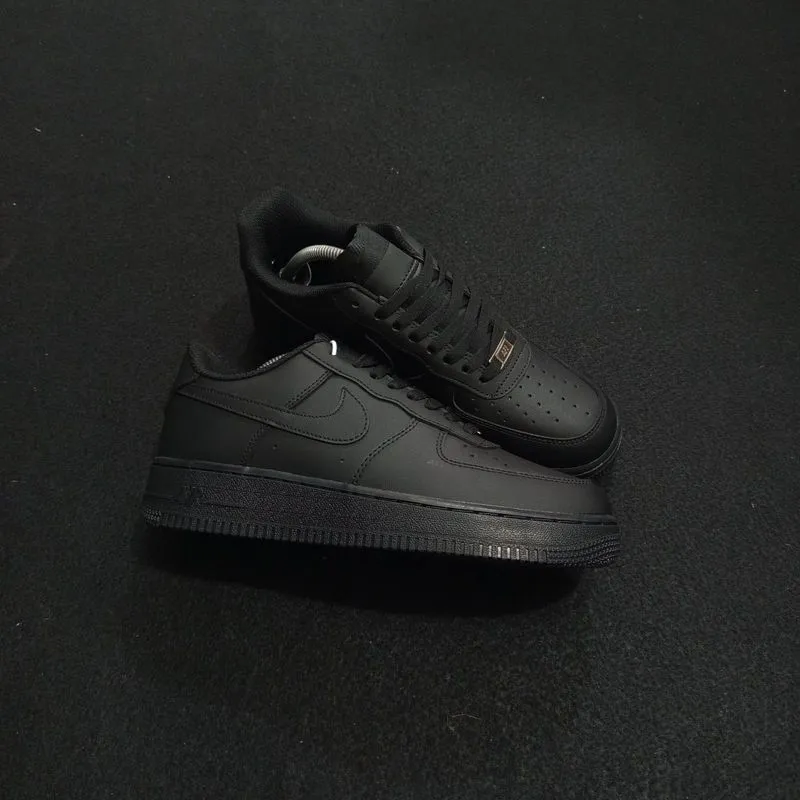 Nike Air Force 1 Triple Black photo 1