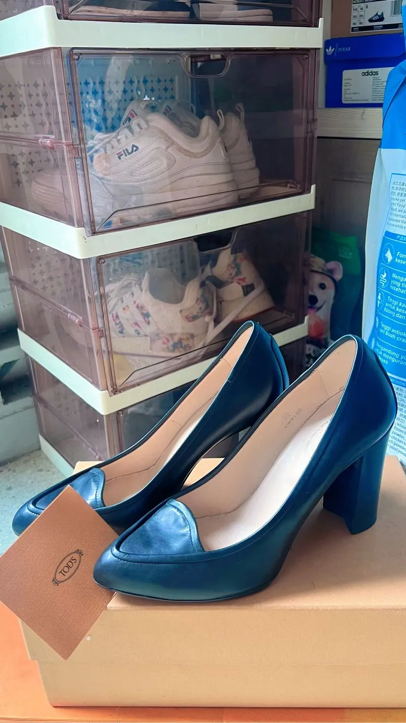 Heels hitam merk tod’s  photo 1