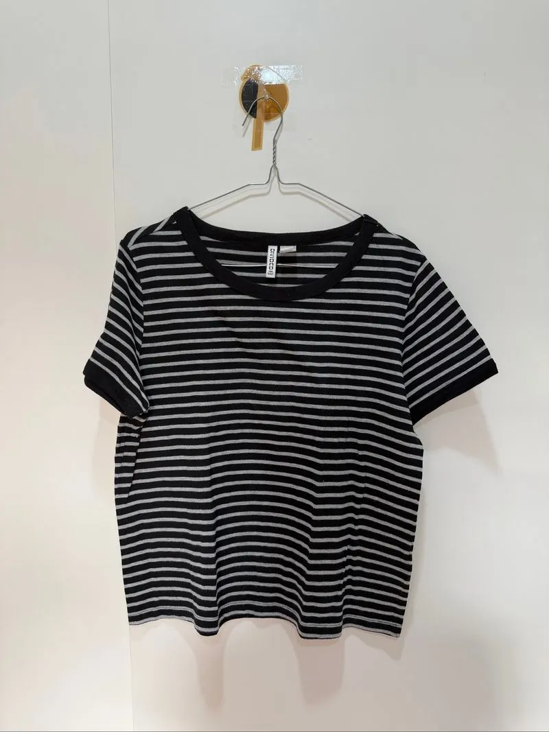 [H&M] Black Stripes Tshirt photo 1
