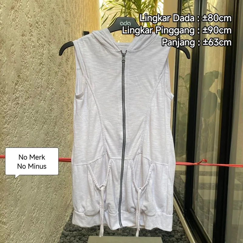 Preloved (Personal Used) Jaket Putih Wanita Tanpa Lengan photo 1