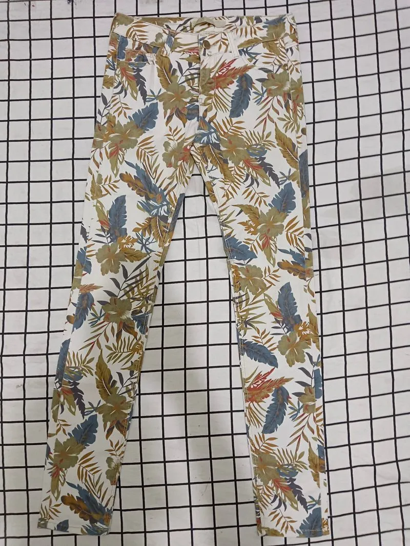 Celana jeans wanita motif botani daun-daun merk denim photo 1