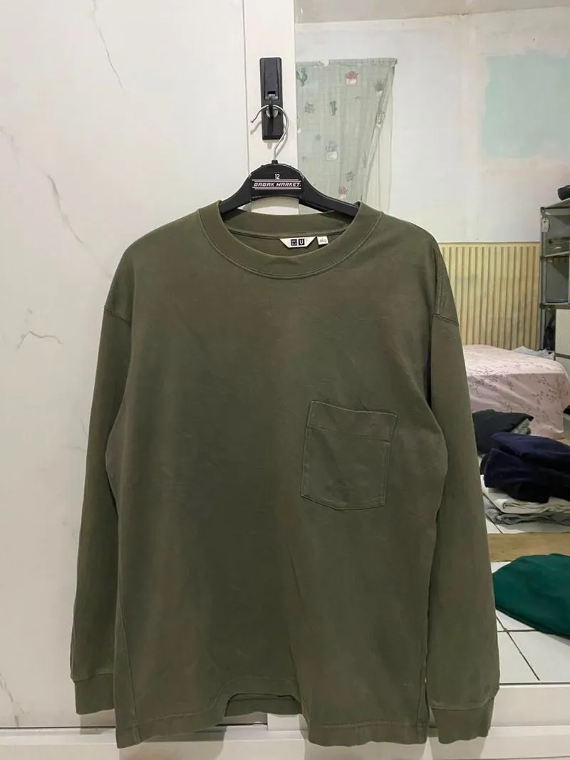 uniqlo U longslvee pocket photo 1