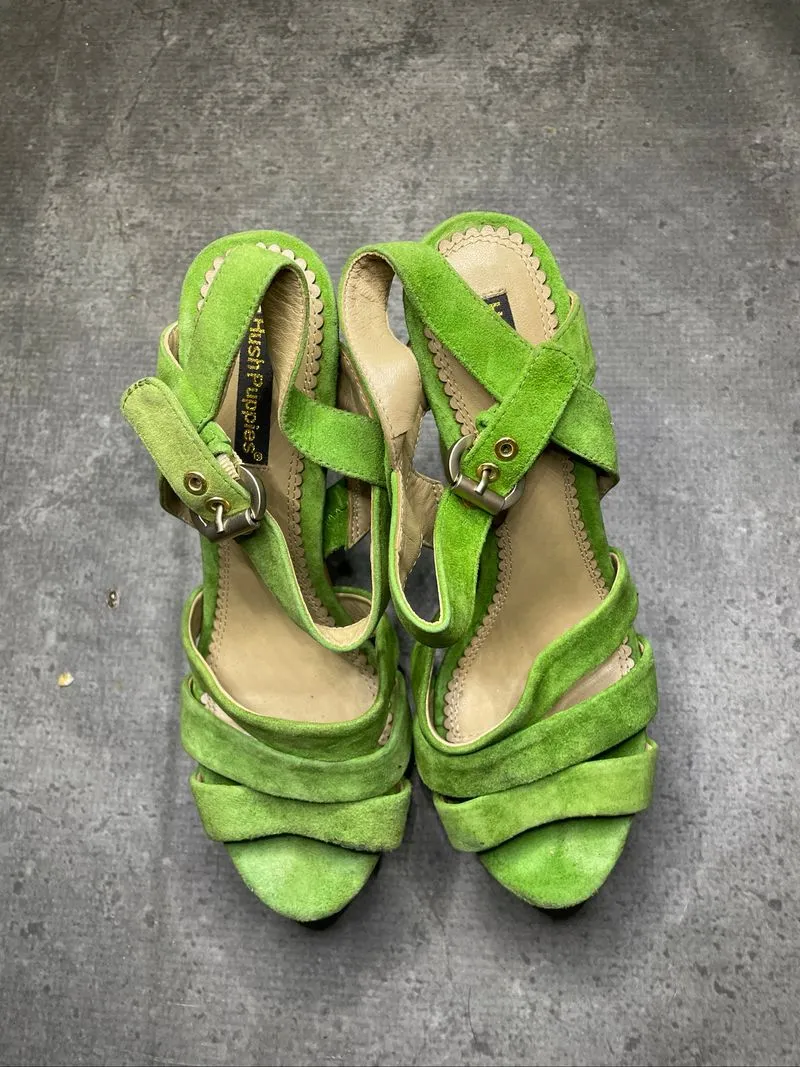 Sepatu Hak Hush Puppish Bludru photo 1