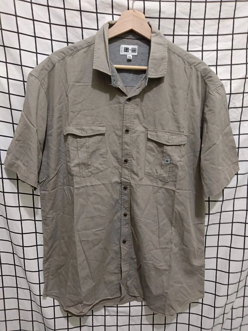 Kemeja lengan pendek pria beige merk Uniqlo size XXL photo 1