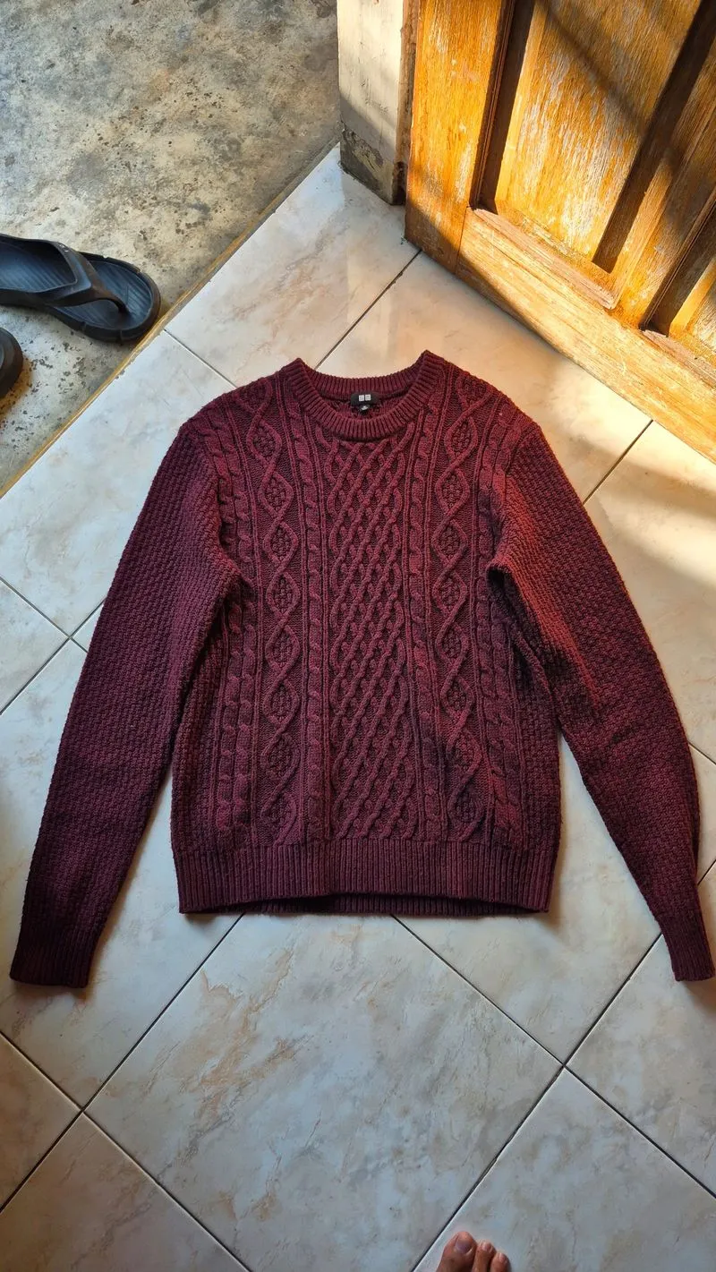 Uniqlo Cable Knit Sweater Maroon photo 1