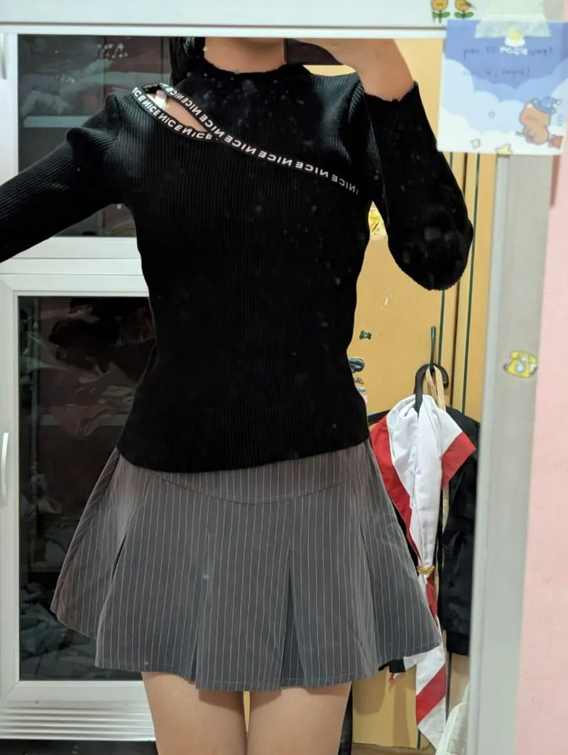 fitted black top photo 1