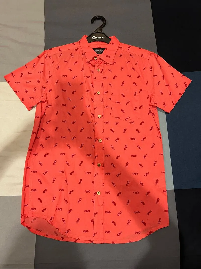 Pull & Bear Kemeja Lengan Pendek Pria Motif photo 1
