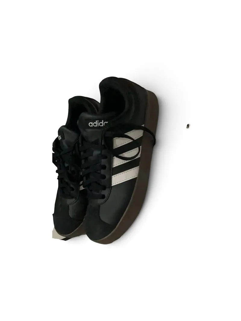 Sepatu Adidas warna hitam , kardus nya robek sedikit  photo 1