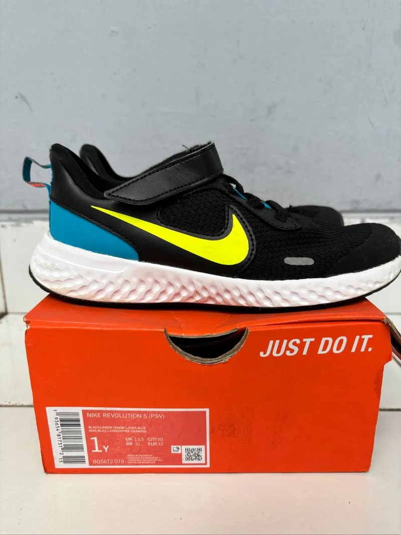 Sepatu Nike Revolution 5 photo 1