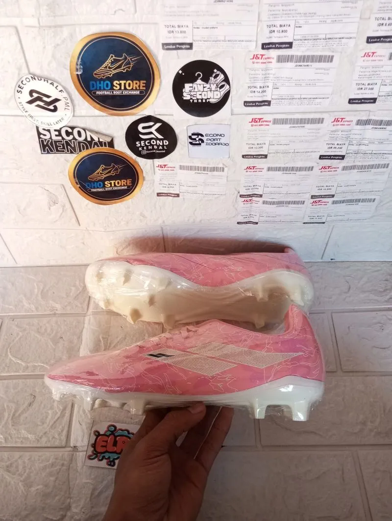 Sepatu bola mills flame pink 2.0 photo 1