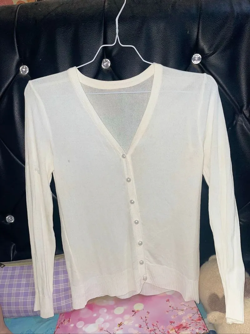 Cardigan Rajut Tipis V-Neck Putih Wanita Kancing Mutiara photo 1