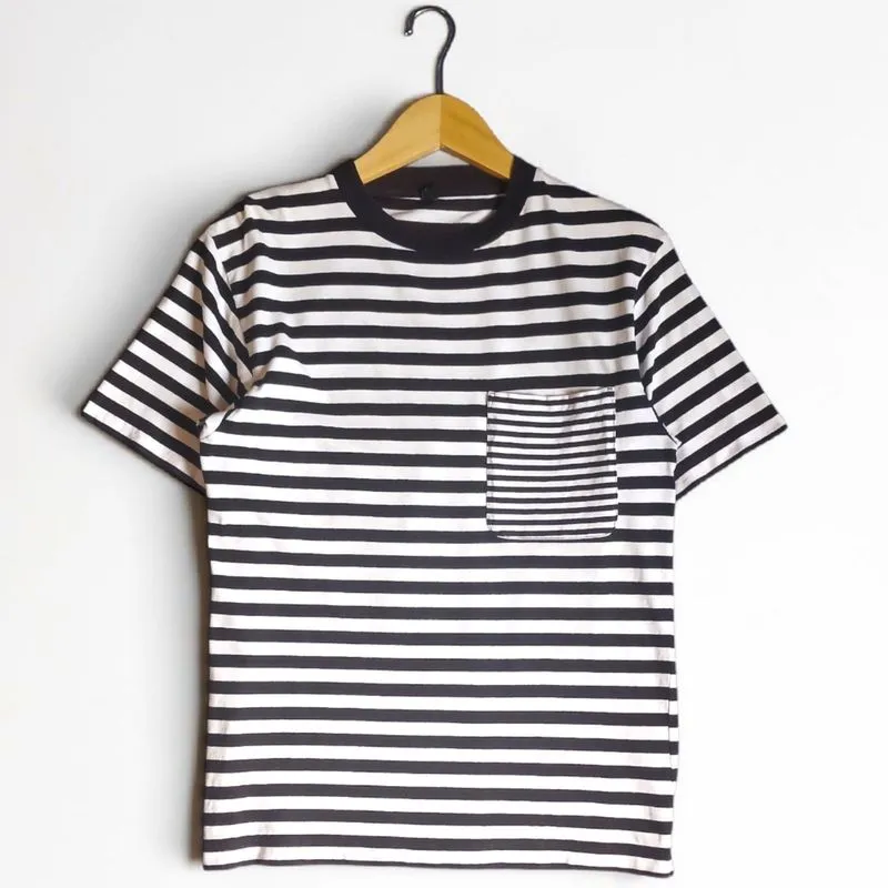 Kaos T-shirts Uniqlo Striped Black White | Thriftshop photo 1