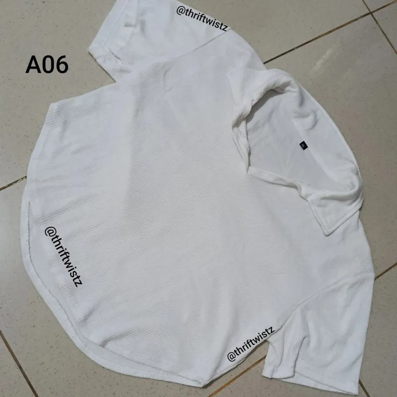 White crop top v neck  photo 1