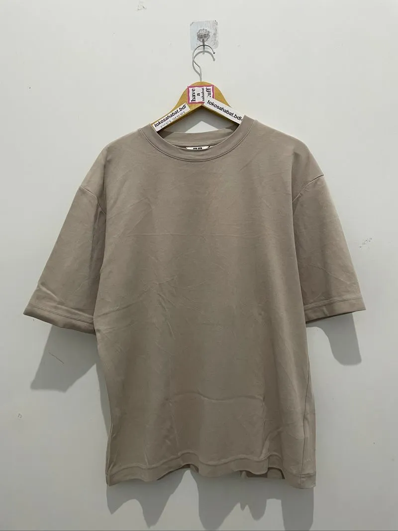 UNIQLO AIRism Cream Tee photo 1