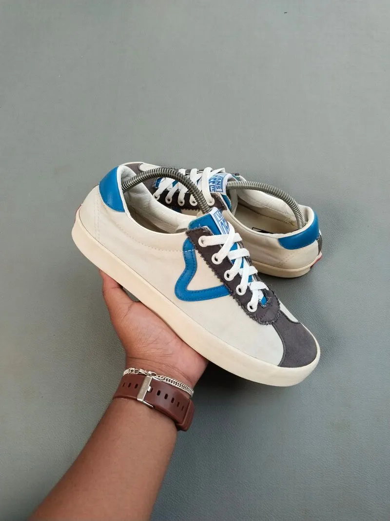 vans  photo 1