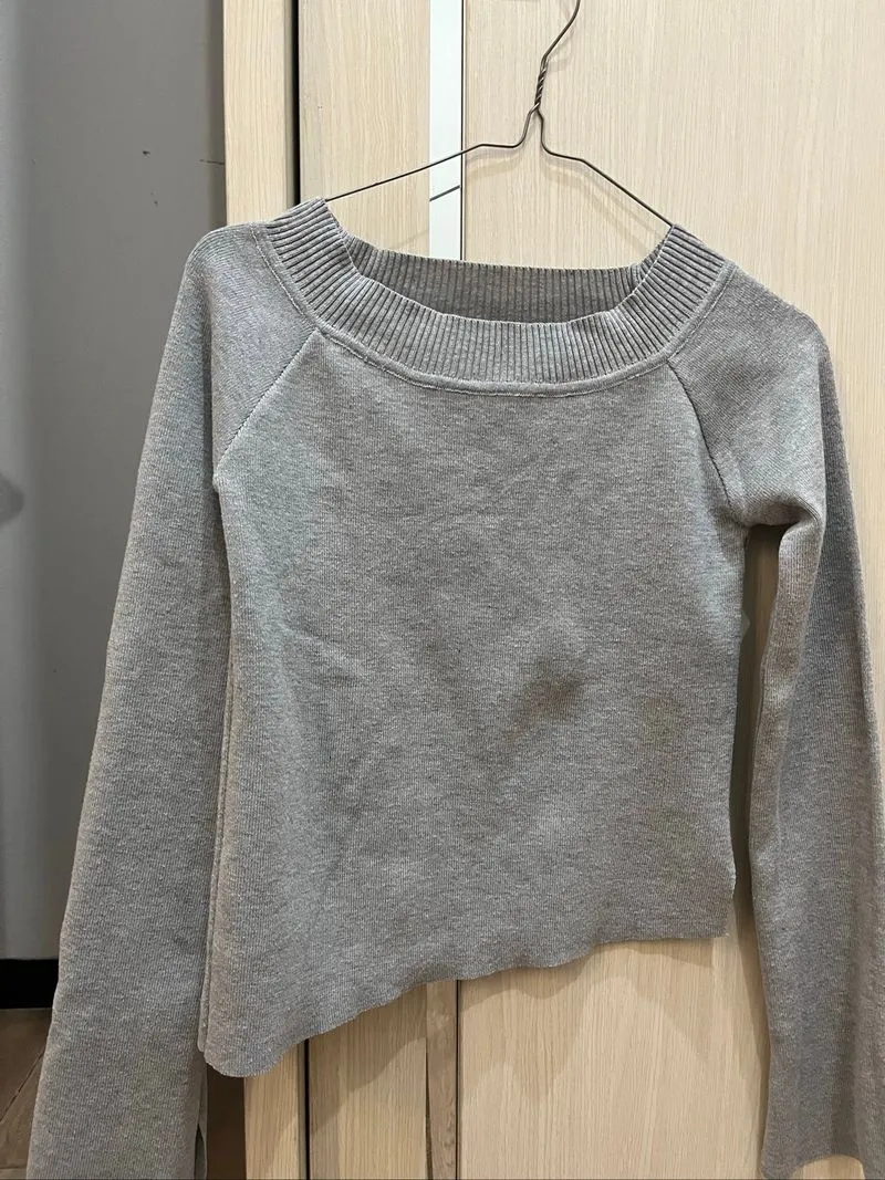 grey sweater photo 1