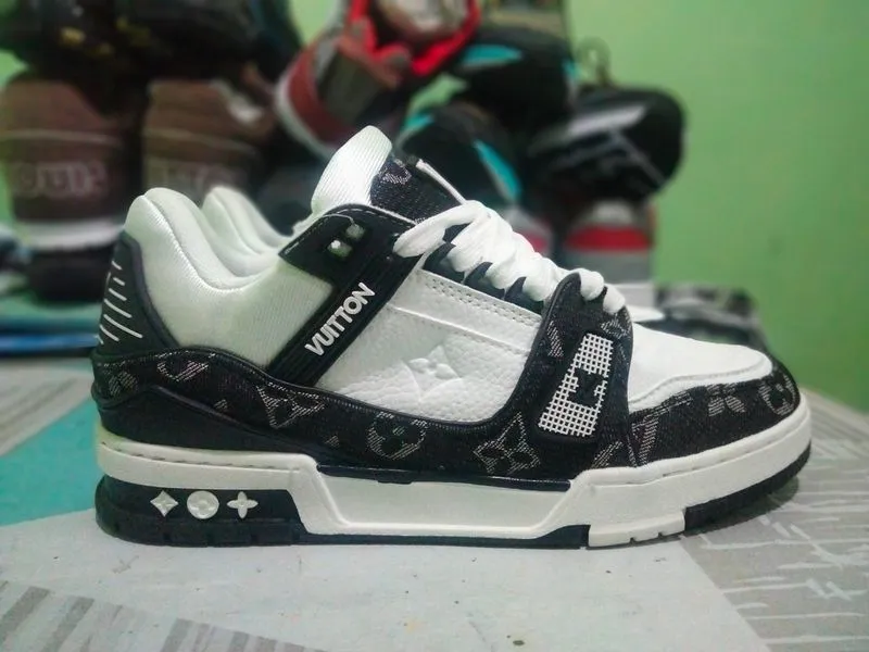 LV TRAINER MONOGRAM BW photo 1