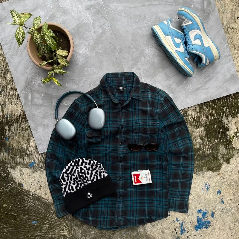 Uniqlo Grunge Indie Casual shirt Pria black gray photo 1