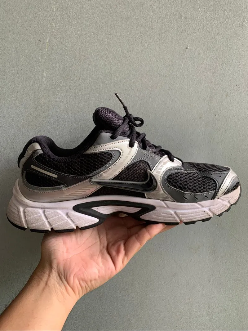 Sepatu Nike VNR5 Black Silver ukuran 45 95% like new photo 1