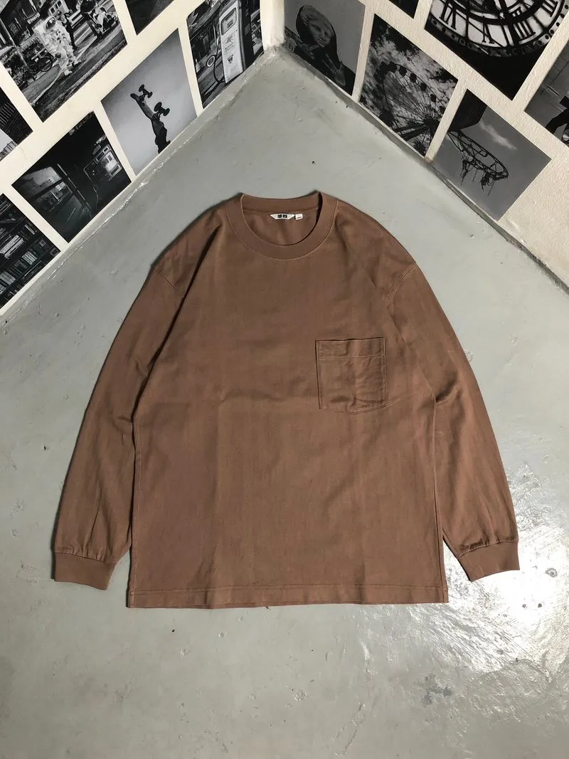 Uniqlo Minimalist T-shirt Pria brown photo 1