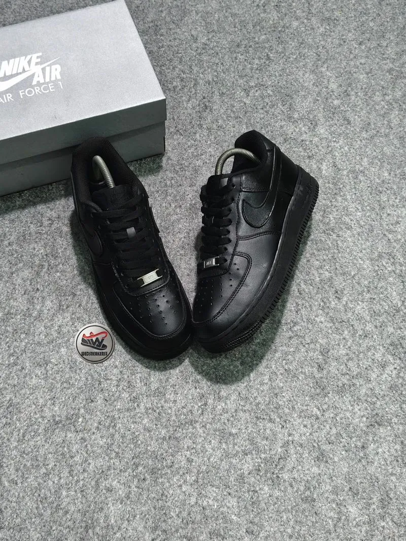 Air Force 1 Triple Black sz 40 photo 1
