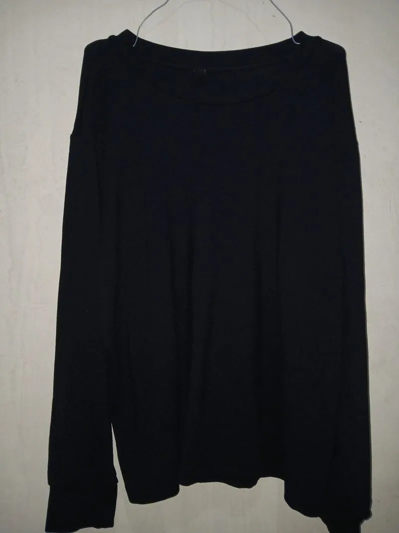 Uniqlo Crewneck Navy Long Sleeve photo 1