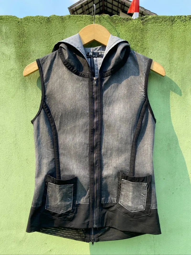 SHANG Hooded Utility Vest Y2K Techwear Avant-Garde Zip-Up photo 1