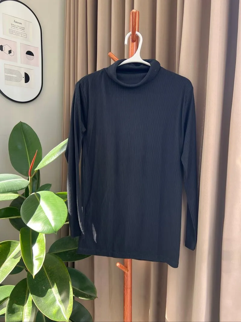 Turtle neck hitam  photo 1