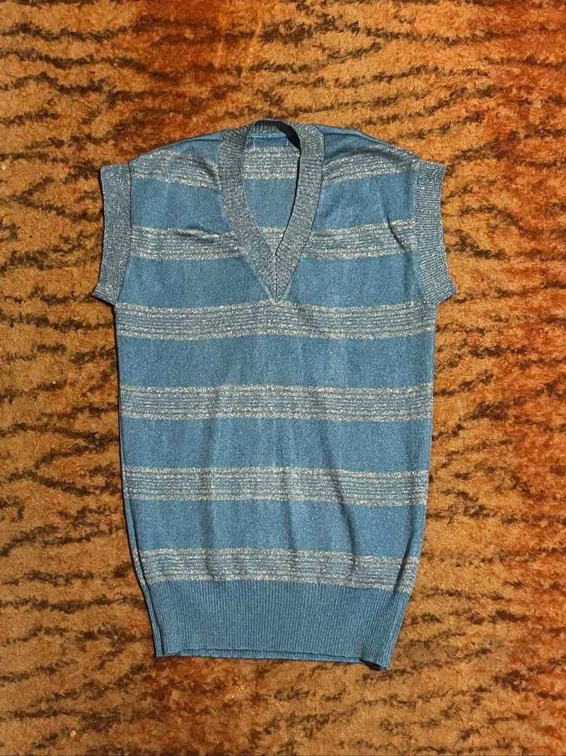 striped top  photo 1