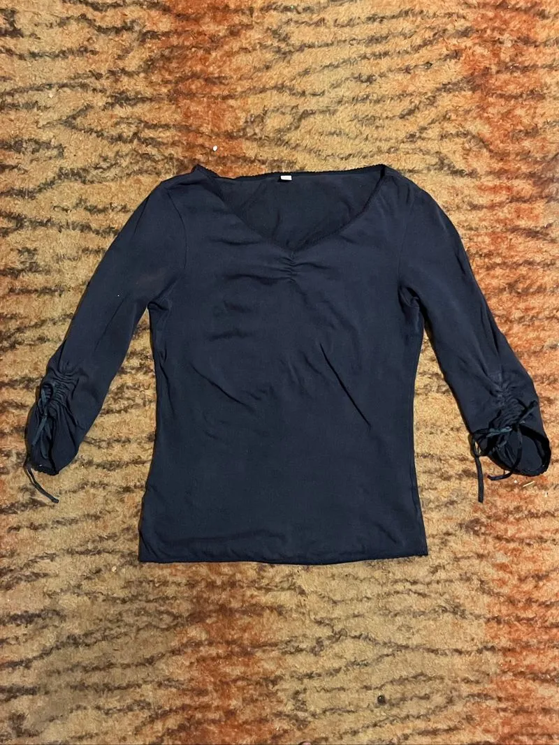 black shirt  photo 1