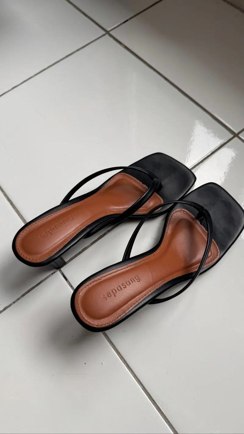 Sepasang sendal heels  photo 1