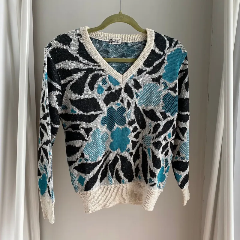 Vintage Style Graphic Sweater Graphic sweater photo 1