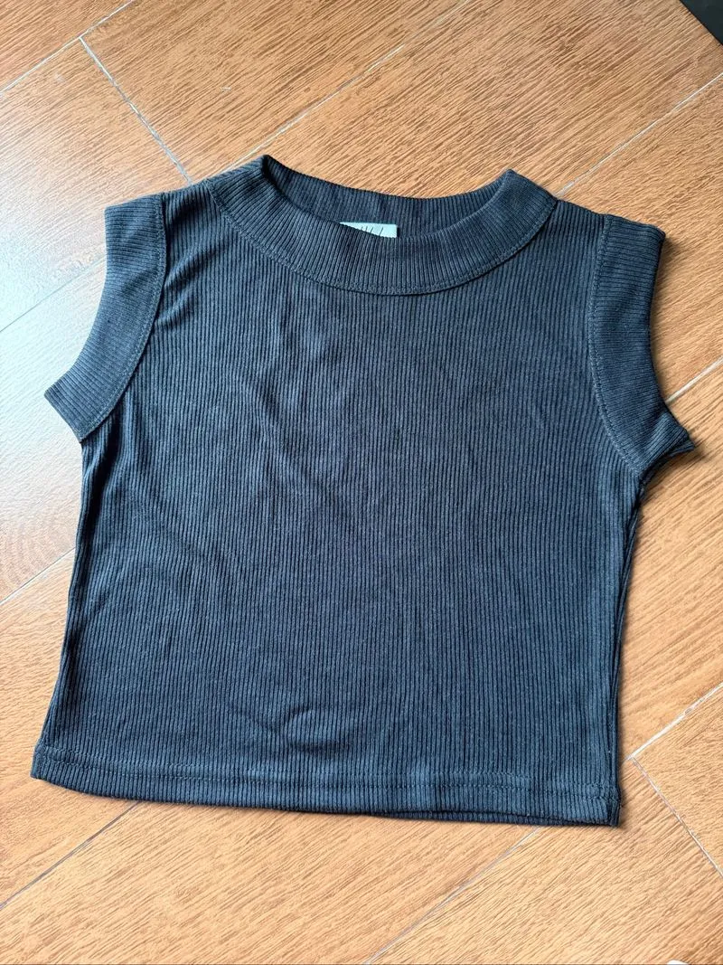 black crop top photo 1