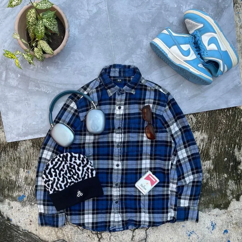 Uniqlo Grunge Indie Formal shirt Pria white blue photo 1