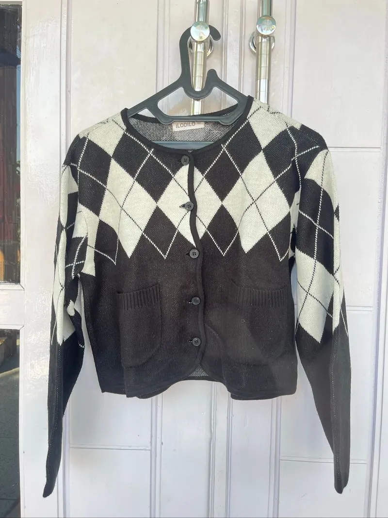 Cardigan Rajut Motif Argyle Hitam Putih Crop photo 1