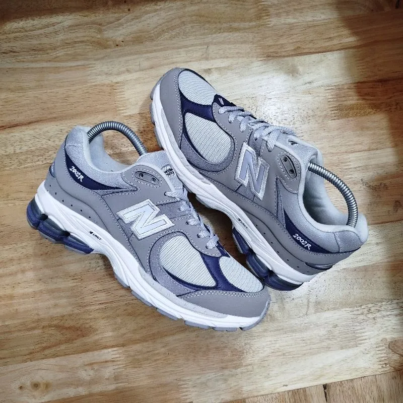 New Balance Casual Sneakers Pria gray photo 1