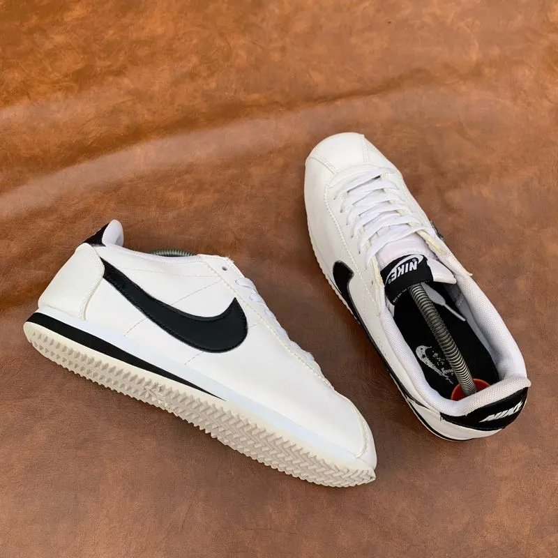 Nike Streetwear Sneakers Pria white black photo 1