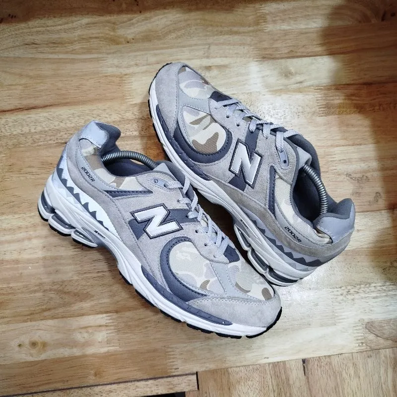 New Balance Casual Sneakers Pria gray photo 1