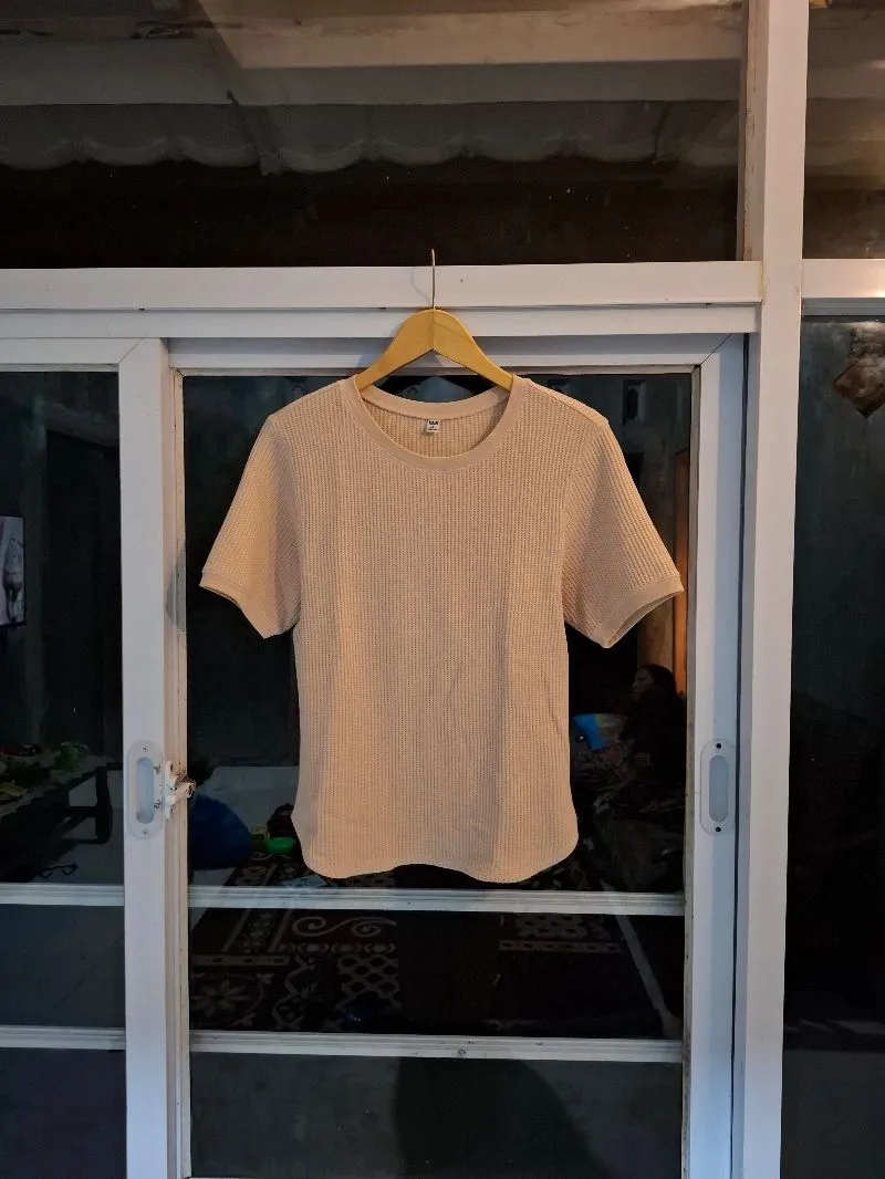 Uniqlo Streetwear Indie T-shirt Wanita cream photo 1