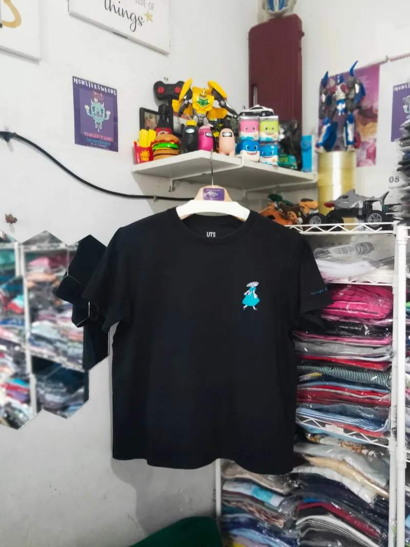 Uniqlo Streetwear T-shirt Wanita black photo 1