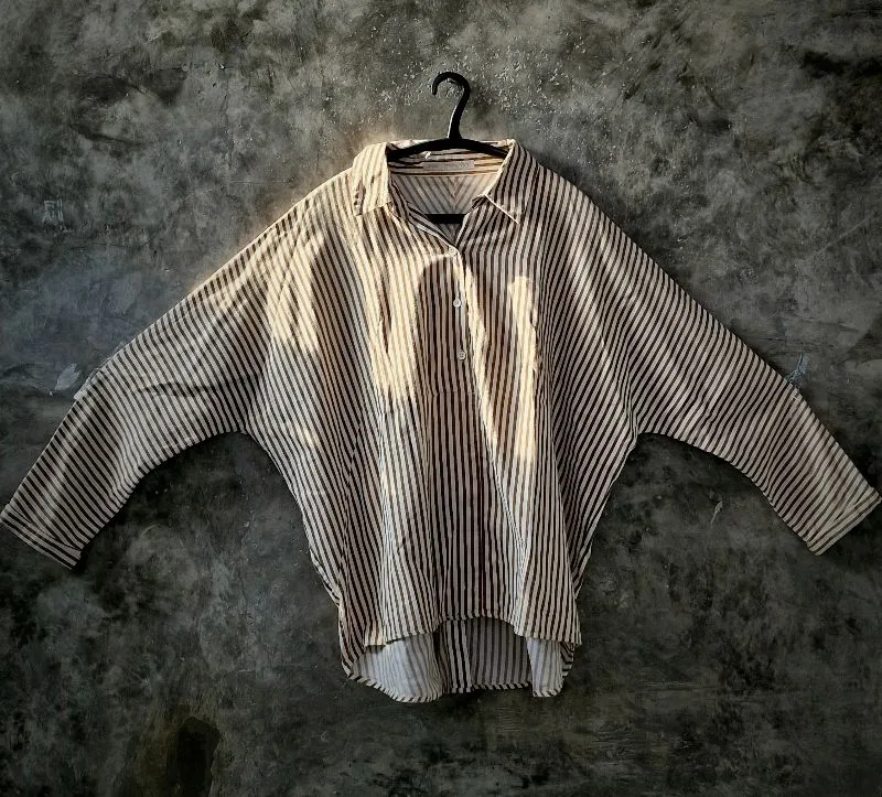 Minimal Minimalist Casual Blouse Wanita white tan photo 1
